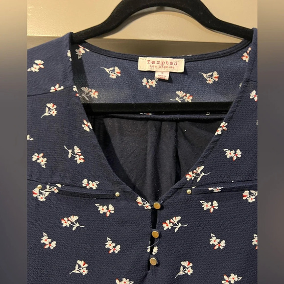 Tempted Blue floral top v neck with 3 metal buttons 3/4 sleeve Small Preowned - Picture 3 of 5